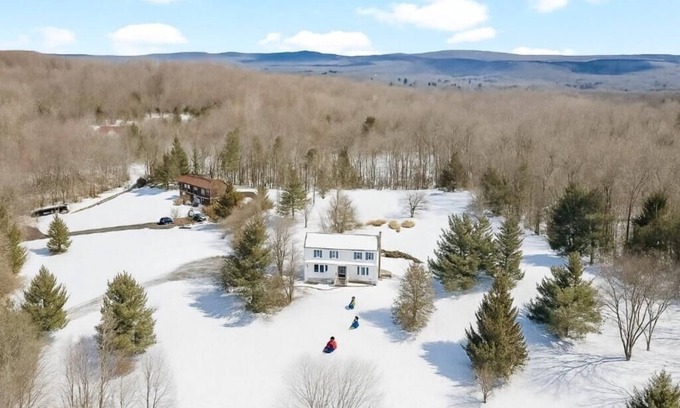 Warwick House | Deer Pond Ski Lodge Hot Tub Pool Table Ping Pong Wineries Legoland Mtn Creek