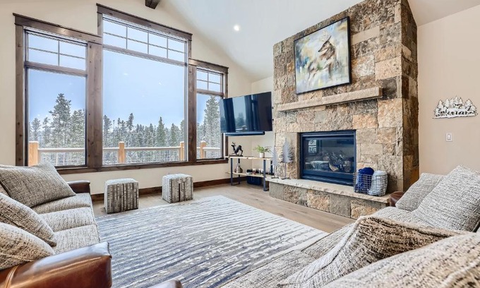 Baldy Mountain House | Deere Retreat Home Hot Tub Stylish