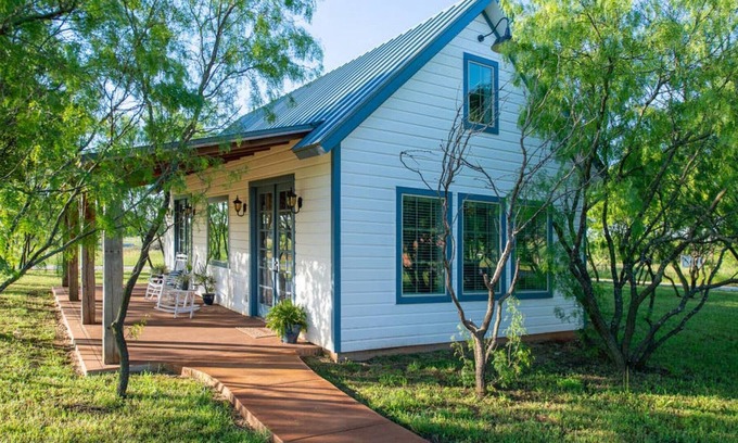 Lacy-Lakeview House | Deerfield Countryside Cottage