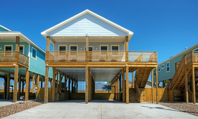 Port Aransas House | Deja Blue | Coastal Retreat w/Pool, Firepit, BBQ & Outdoor TV Lounge