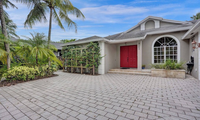 River Oaks House | Deja Blue is a luxurious 4 bedroom/2.5 bathroom house with pool.