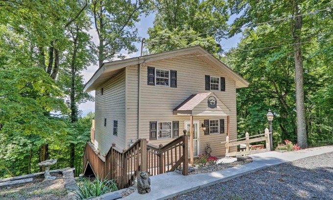 Walnut Mountain House | Deja View Cabin with Hot Tub Pets Welcome!