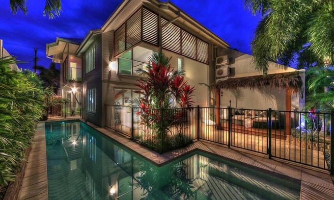 Palm Cove House | Deja Vu Palm Cove 3 Kings Heated Pool Private Luxury 5 mins walk beach cafe's