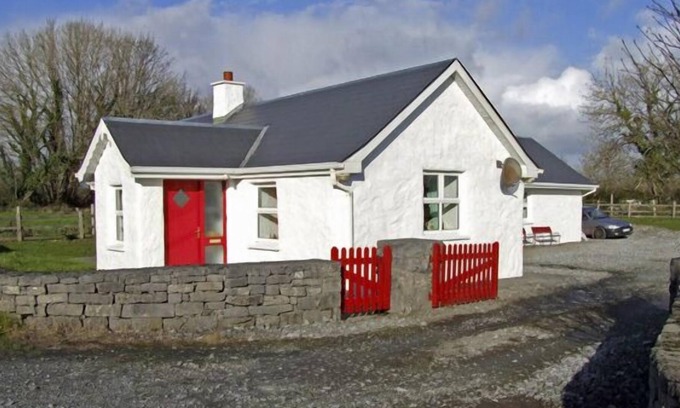 Ballinrobe Cottage | DELIA'S COTTAGE, pet friendly in Ballinrobe, County Mayo