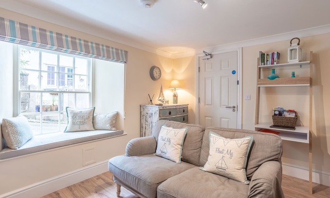 Mylor Churchtown Apartment | Delightful 1 bedroom ground floor apartment in central Falmouth with courtyard