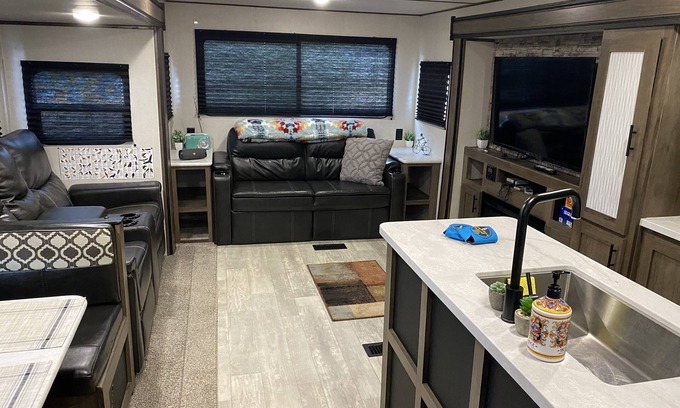 Burnet House | Delightful 1 Bedroom RV on Spider Mountain