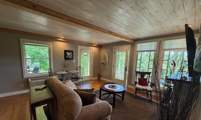 Eureka Springs Historic District House | Delightful 2-bedroom townhome with fantastic view in Eureka Springs