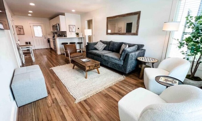 Homewood Condo | Delightful 2 BR Condo Downtown Homewood