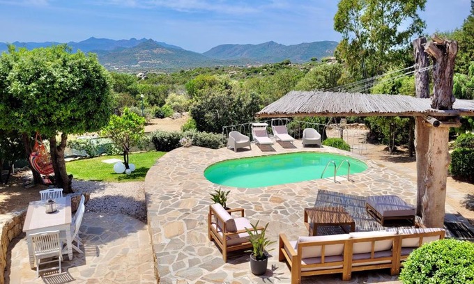 Tiriddo House | DELIGHTFUL COTTAGE WITH POOL