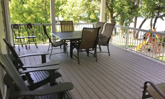 Alexandria House | Delightful Lakeshore Cottage, Great Swim & Lakeside Amenities, +22 Foot Pontoon