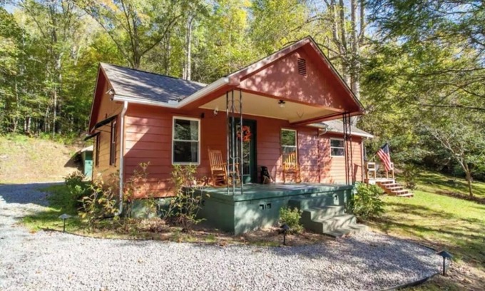 Sevierville Cabin | Delightful Little Bear Cabin with AC in Sevierville - 3 bedrooms available
