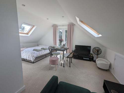 Eastleigh Bed & Breakfast | Deluxe 1 Bed Apartment with Ensuite & Kitchenette