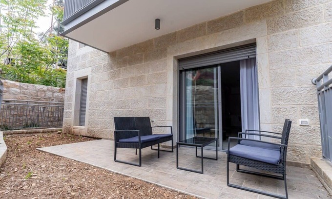 Mea She'arim Apartment | Deluxe 2 Bedrooms Garden Parking City Center