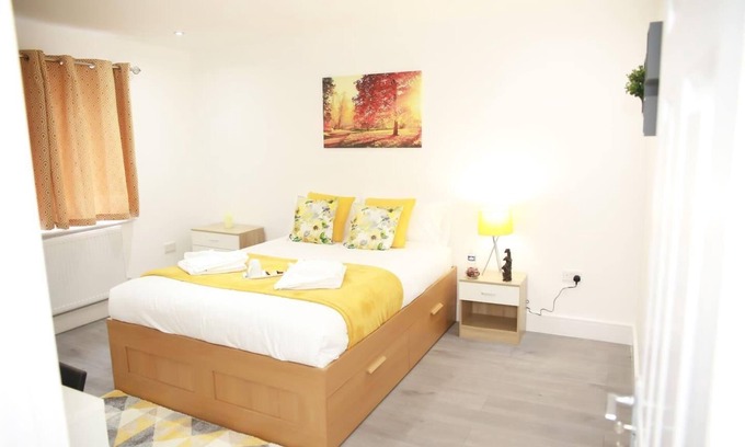Fryent House | Deluxe 4-Bed House Close2 Wembley Stadium