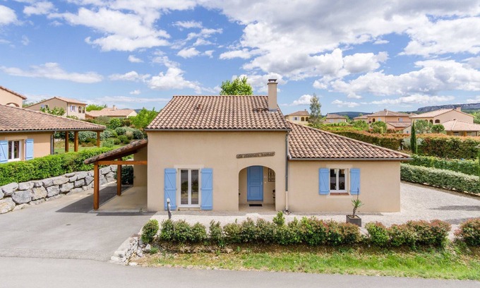 Vallon-Pont-d'Arc Villa | Deluxe Ardeche Villa | Villa de Steenen kamer | 3 Bedrooms | Shared Swimming Pool | Perfect for Fami