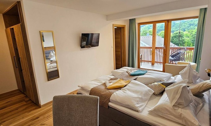 Seeboden Bed & Breakfast | Deluxe Doppelzimmer Zedernplatz mit Südbalkon - Gästehaus Bärwald