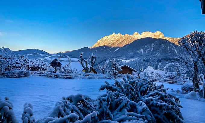 Haus im Ennstal Cottage | Deluxe family room breakfast - Cafe Pension Kitzer