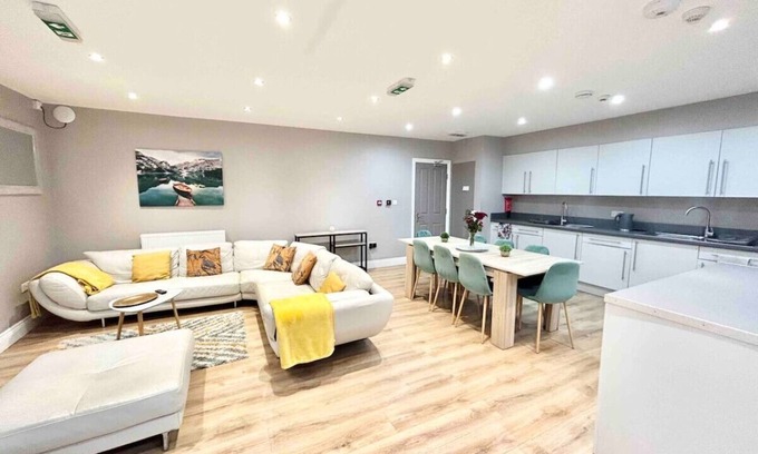 Borehamwood House | Deluxe Garden Room Borehamwood