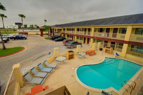 Raymondville Hotel | Deluxe Inn and Suites