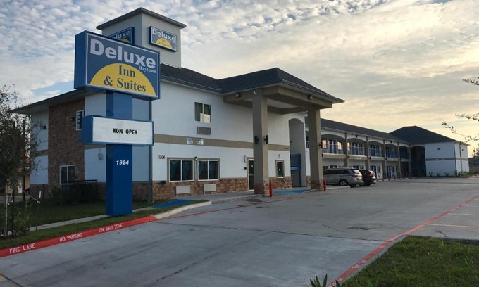 Baytown Hotel | Deluxe Inn & Suites - Baytown