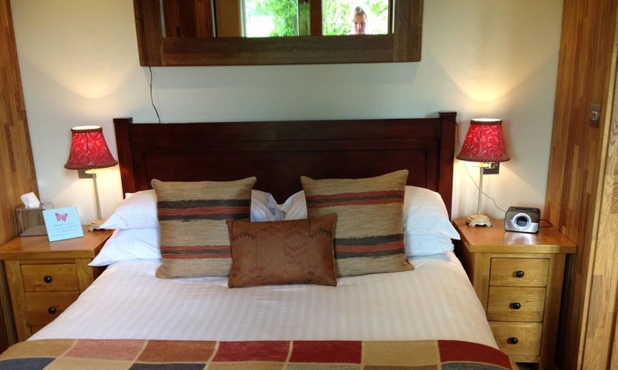 Ewelme Apartment | Deluxe Lodge Pheasants Fligth Lodge at The Chilterns View