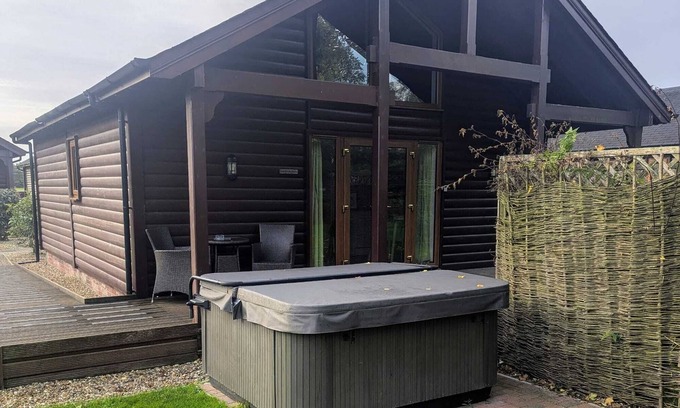 Little Stukeley Apartment | Deluxe Lodge with a Lake View and Hot Tub