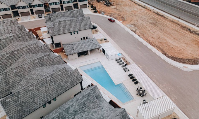 Santa Clara House | Deluxe Manor with Private Hot Tub