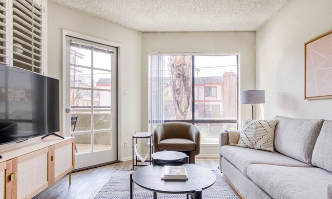 NoHo Arts District Apartment | Deluxe North Hollywood 1BR w/Gym, Pool, walk to shops, by Blueground