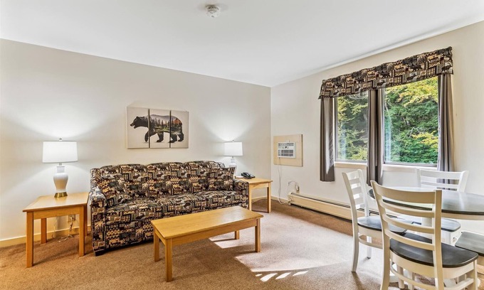 West Bridgewater Hotel | Deluxe one bedroom suite located on 2nd floor with outdoor heated pool 21416