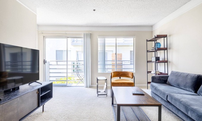 Sherman Oaks Apartment | Deluxe Sherman Oaks 1BR w/Pool, Gym, Lounge, near TJ + WF, by Blueground