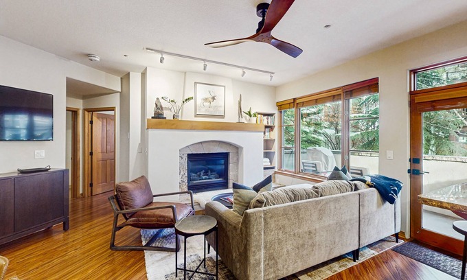 Edwards Condo | Deluxe ski-in/out condo with fireplace, hot tub, & pool