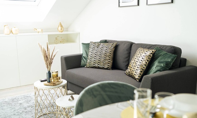 Wieseck Condo | Deluxe Suite | Living+Workplace