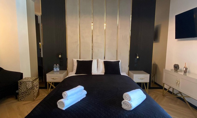 City Centre Apartment | Deluxe Suite walking distance to Krakow Old Town & Castle with pool, sauna & gym