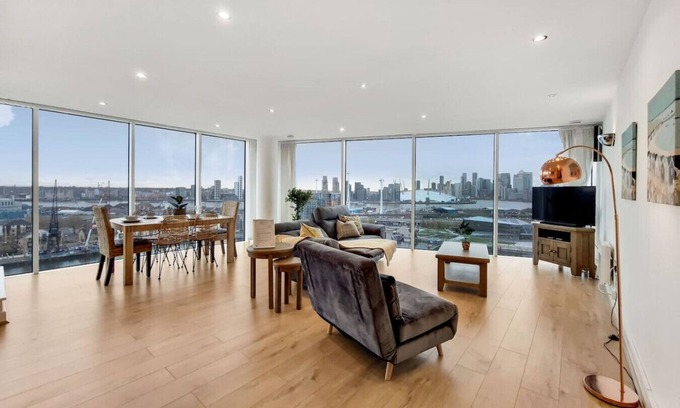 Docklands Apartment | Deluxe Two Bed Apartment with River & City View