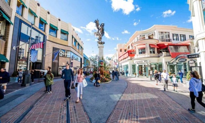 Carthay Circle Bed & Breakfast | Deluxe VRBOn