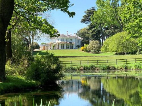 Uxbridge House | Denham Mount