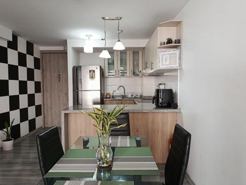 Quito Apartment | Departamento ideal para trabajo o turismo, cerca de Embajada A, Solca y Estadio O