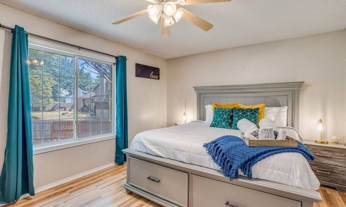 Derby House | Derby Spacious Home Off Rock Rd With King Master Suite