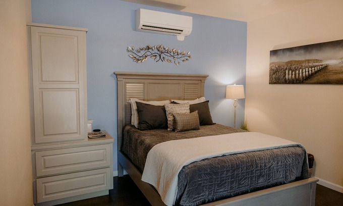 Dripping Springs House | Descansar Room - the La Aldea Building, Asante Lodging and Events