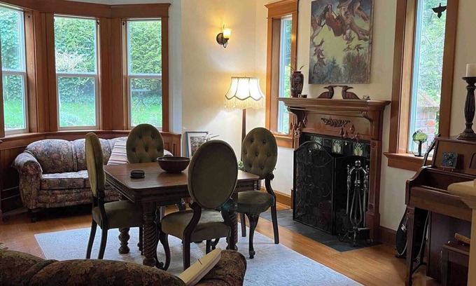 Regional District of Nanaimo Bed & Breakfast | Descanso Inn Turret Room