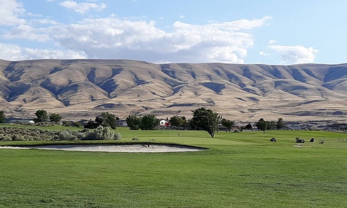 Desert Aire House | Desert Gorge at Desert Aire- 40 min to The Gorge! Minutes to golf, river & more!