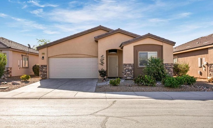 Mesquite House | Desert Haven Mountain View Home by J and Amy BL91136