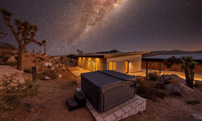 Yucca Valley House | 🌵 Desert Ridge - Hot Tub, Fire Pit, BBQ, Out Door Shower & Star Gazing 🌵