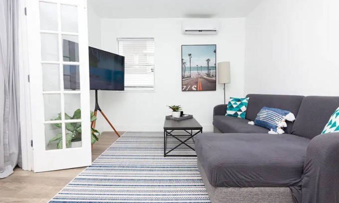Buena Vista Apartment | Design District Apartment (203)