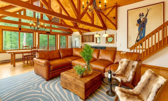 Winhall House | Designer 4-bedroom house in charming Stratton home sleeps 12.