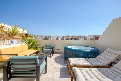 Msida Apartment | Designer 5 Star Garden Penthouse Hot Tub Marina Skyline