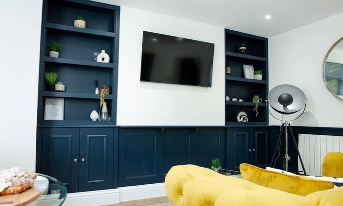 Canton Apartment | Designer Cardiff Apartments with Free Parking