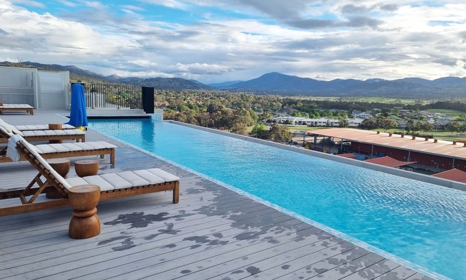Greenway Apartment | Designer Gem! Comfort with Style. Boosts rooftop pool, spa, sauna & park.