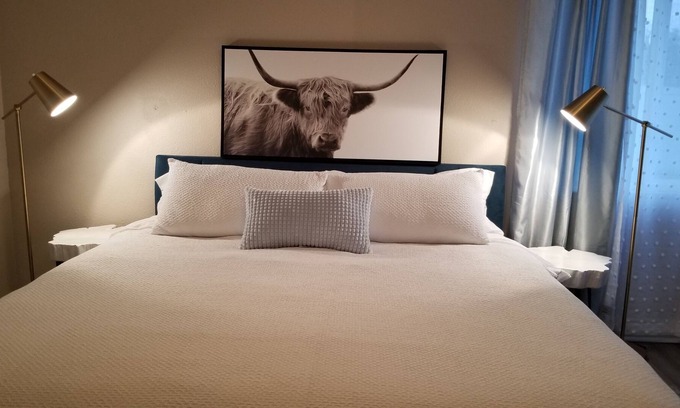Aurora House | Designer Stay with 4 bedrooms & 2 bathrooms