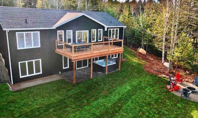 Smiths Corner House | Destination Lake House - Hot tub
